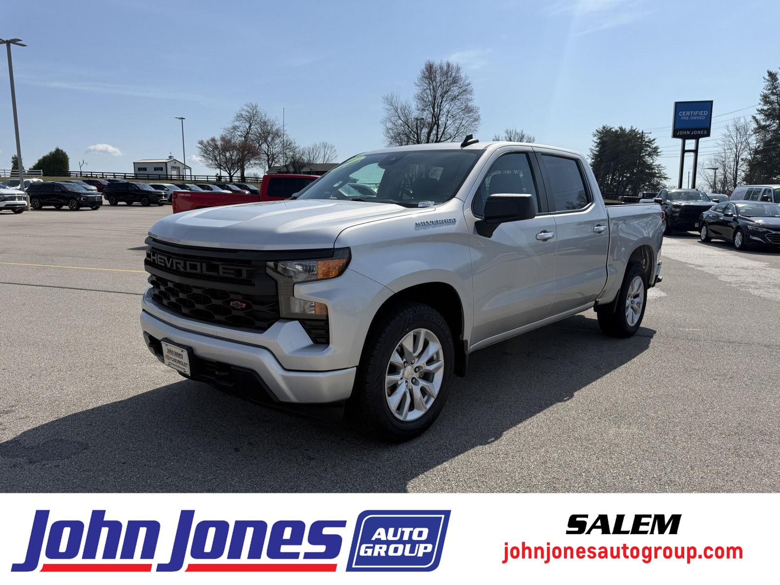 Silver Ice Metallic 2022 Chevrolet Silverado 1500 Custom Crew Cab RWD Pickup Truck 4X2 8-Speed Automatic