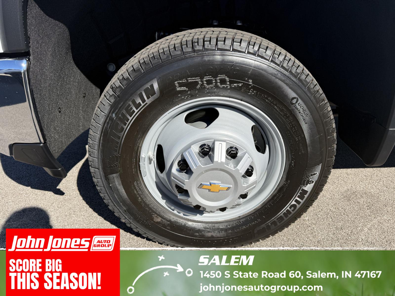 Summit White 2026 Chevrolet Silverado 3500HD Chassis Pickup Truck Four-Wheel Drive Automatic
