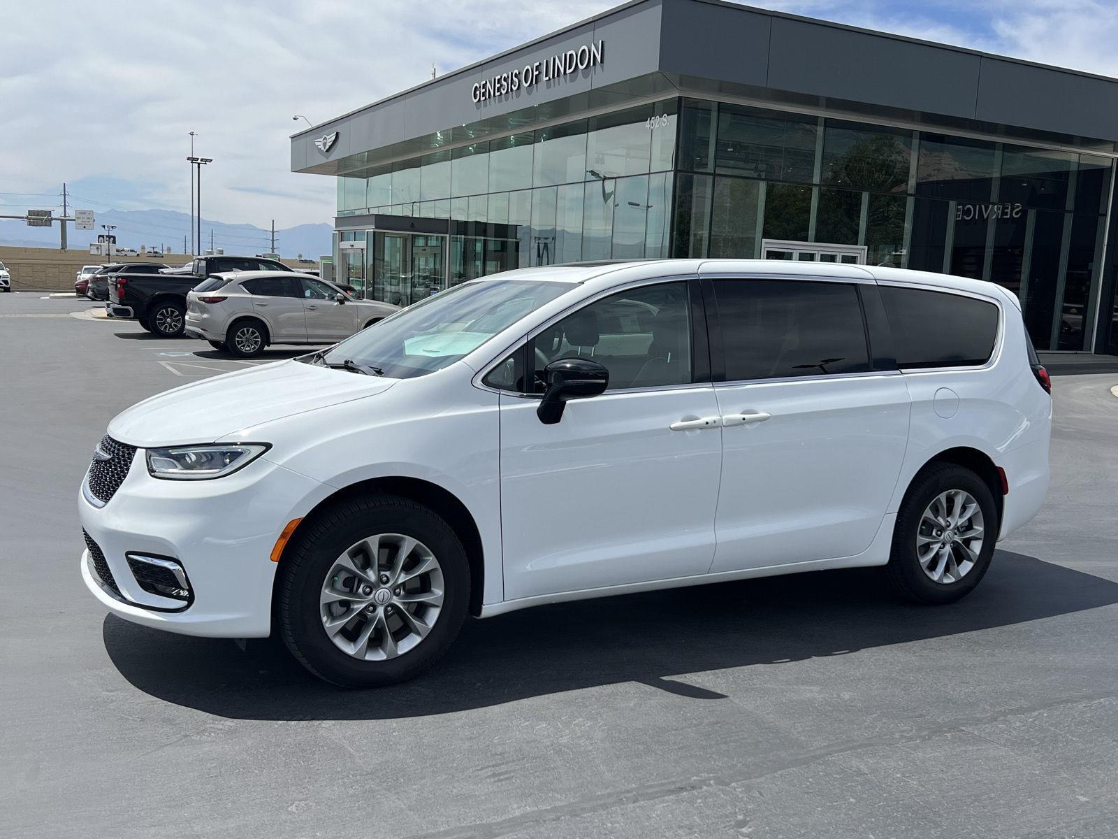 Bright White Clearcoat 2026 Chrysler Pacifica Minivan All-Wheel Drive 9-Speed Automatic