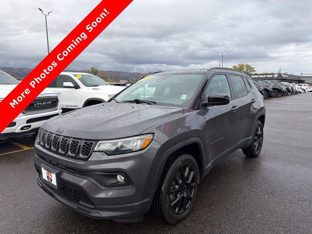 Used 2024 Baltic Gray Metallic Clearcoat Jeep Latitude image 3
