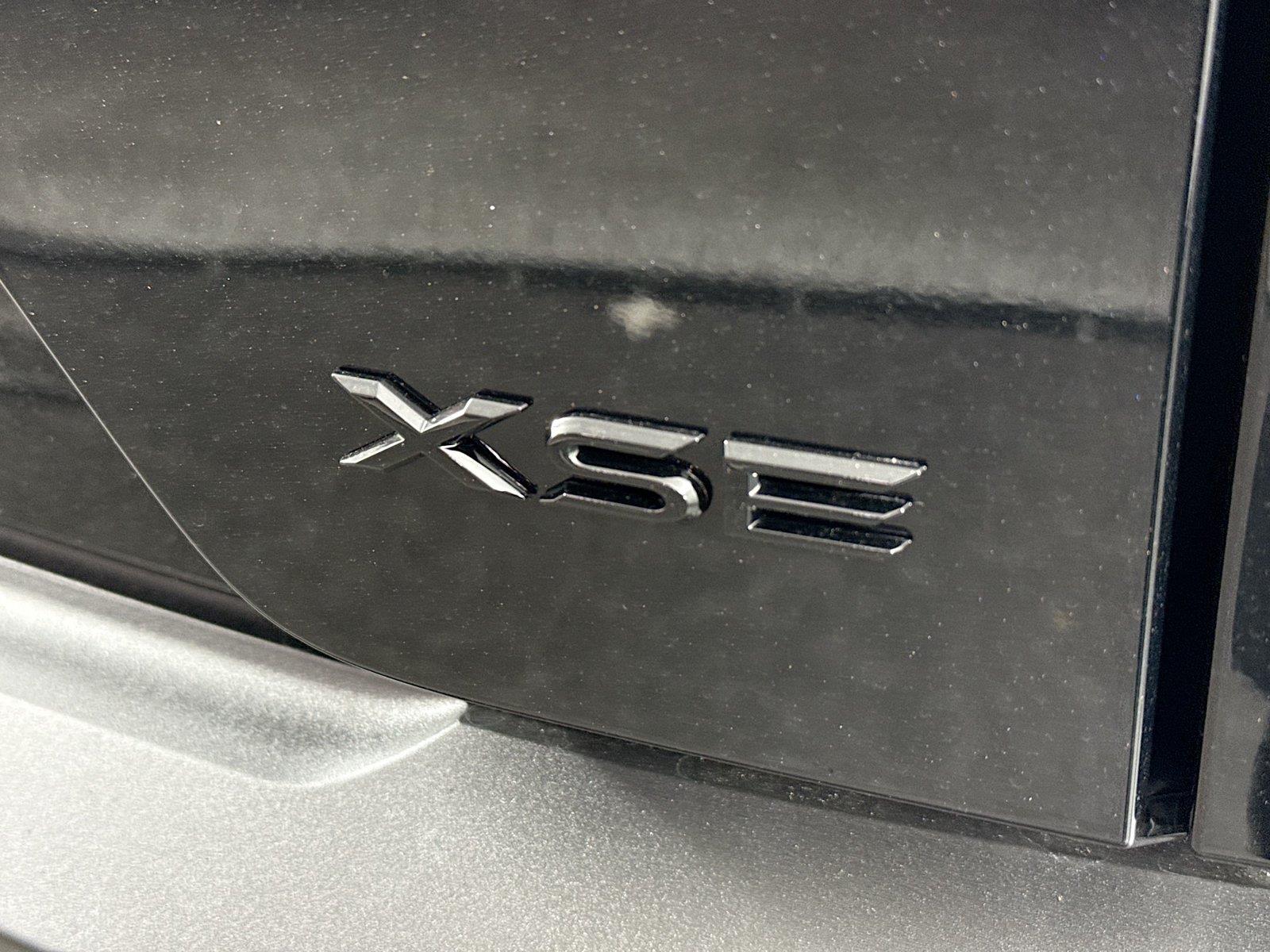 2026 Toyota C-HR XSE photo 9