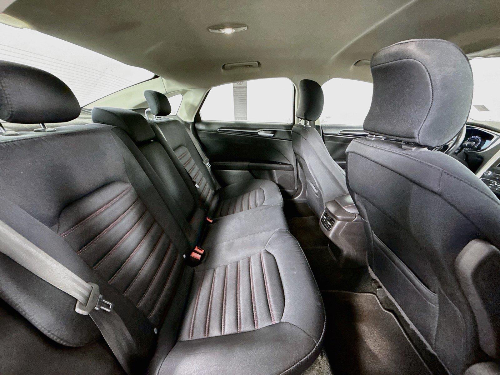 2016 Ford Fusion SE photo 39