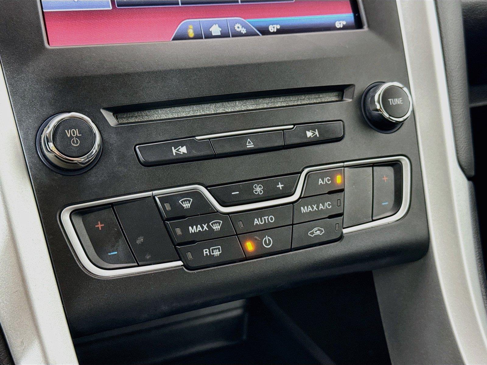 2016 Ford Fusion SE photo 22