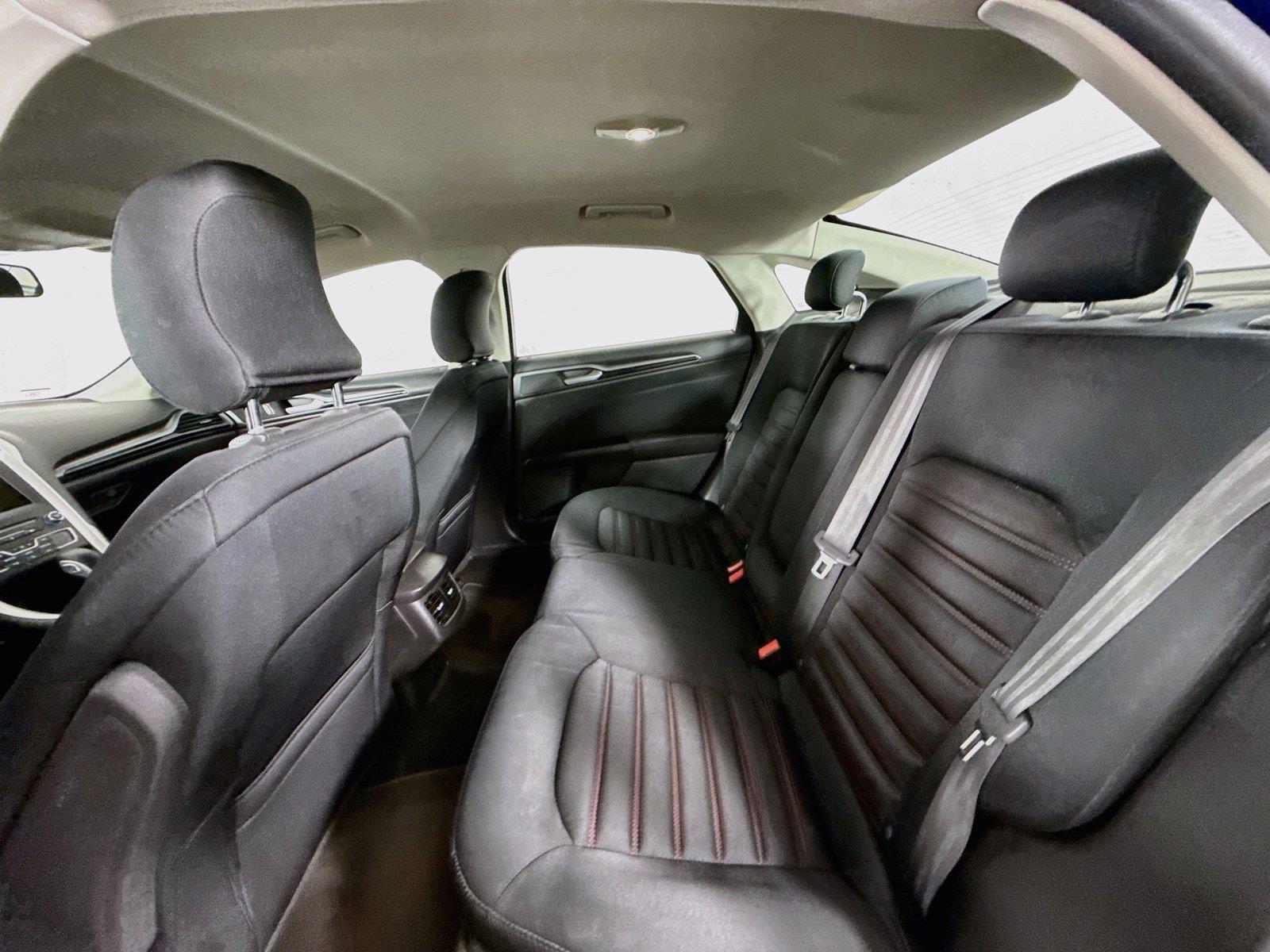 2016 Ford Fusion SE photo 28