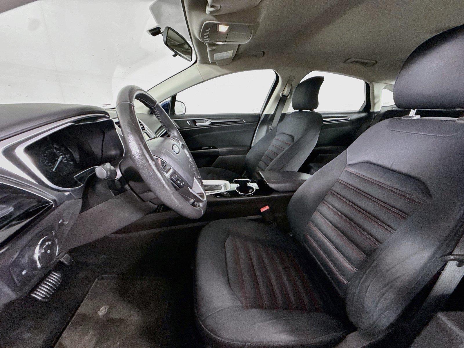 2016 Ford Fusion SE photo 2