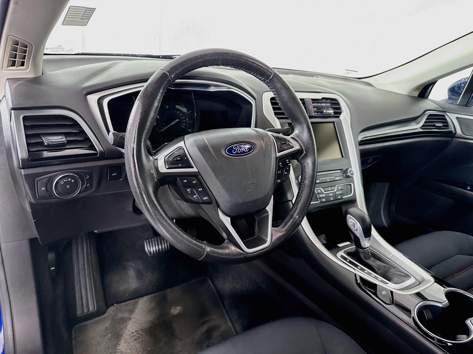 2016 Ford Fusion SE photo 3