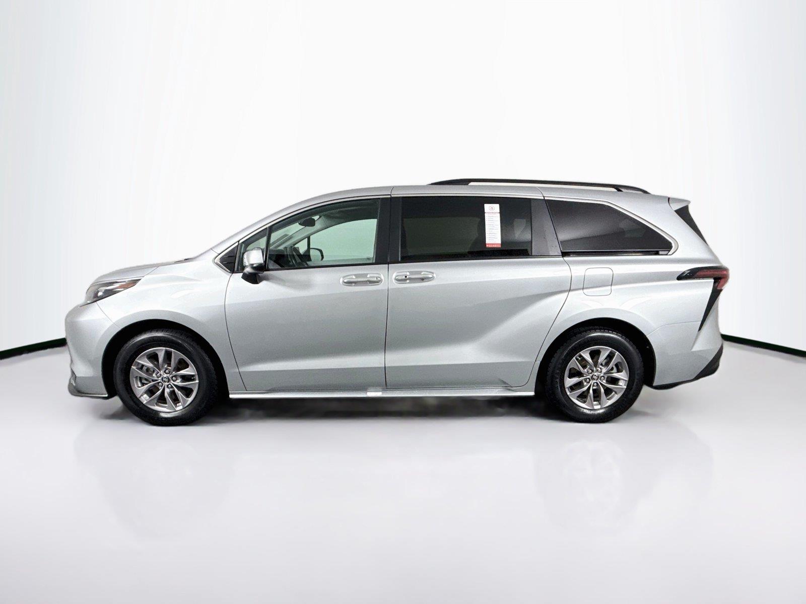 2025 Toyota Sienna XLE 8-Passenger photo 13