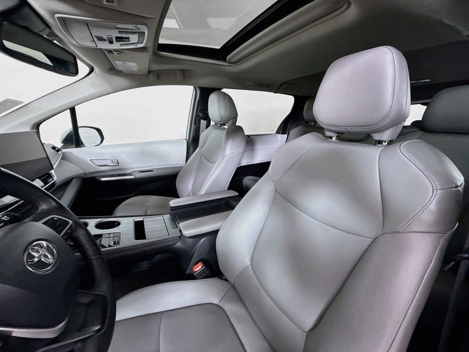 2025 Toyota Sienna XLE 8-Passenger photo 2