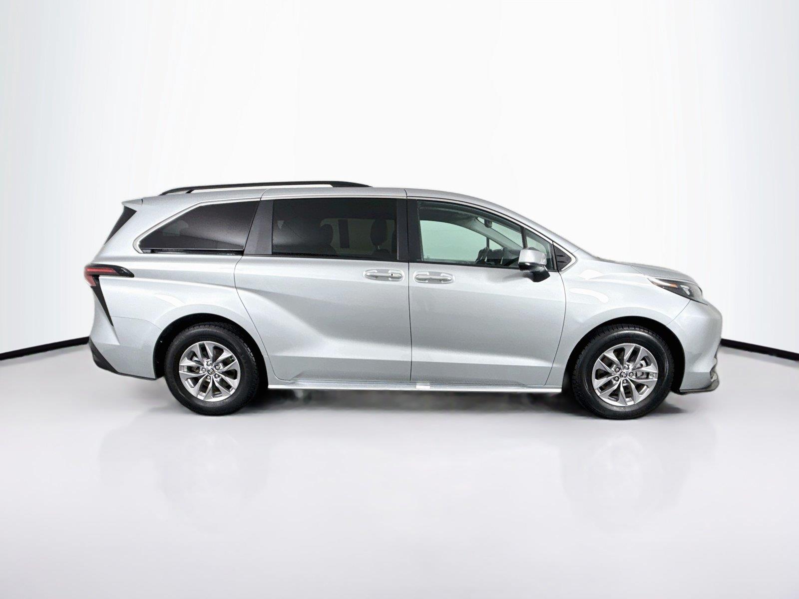 2025 Toyota Sienna XLE 8-Passenger photo 10