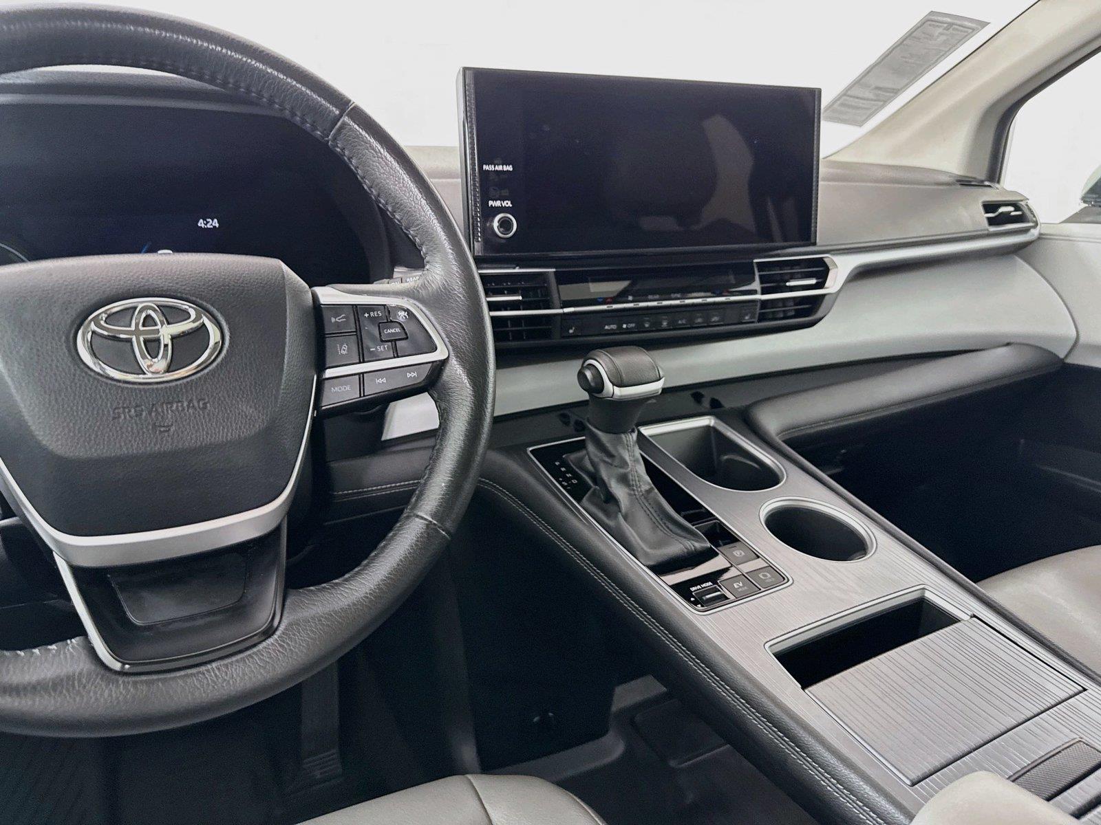 2025 Toyota Sienna XLE 8-Passenger photo 32
