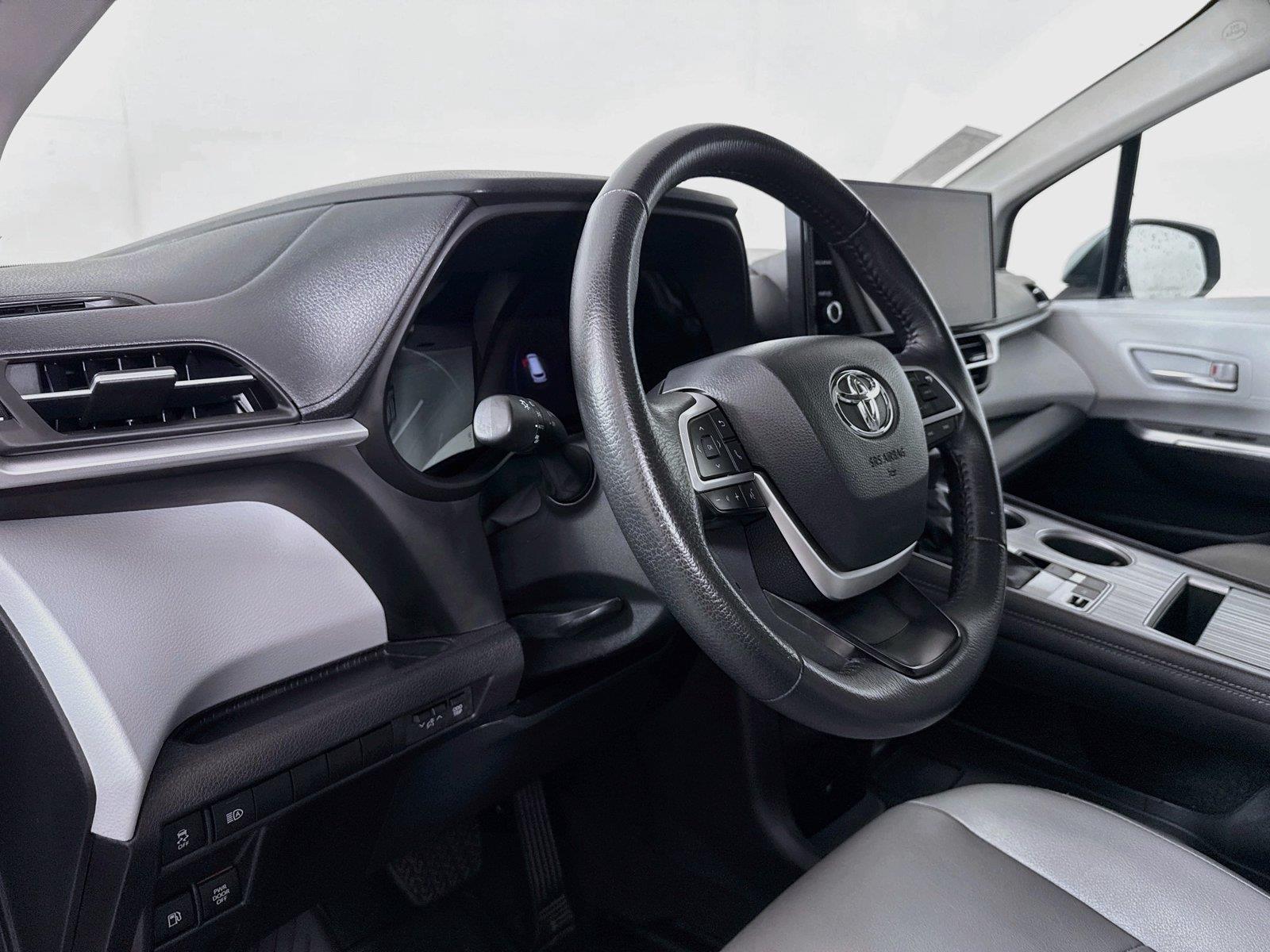2025 Toyota Sienna XLE 8-Passenger photo 3