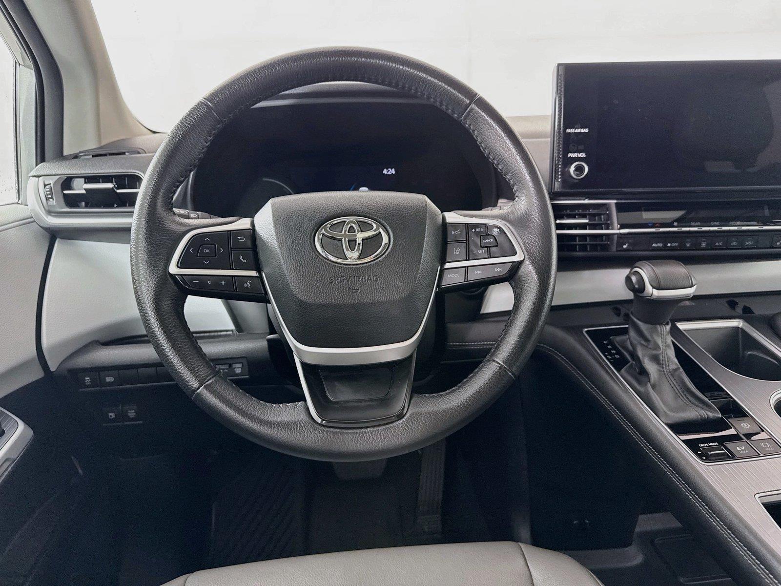 2025 Toyota Sienna XLE 8-Passenger photo 31