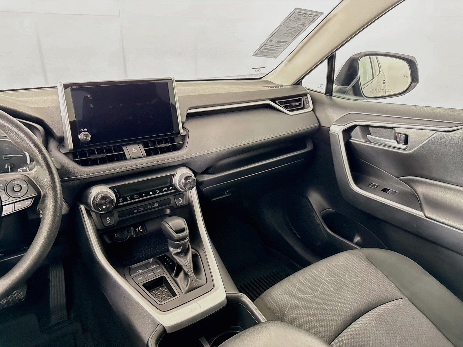 2025 Toyota RAV4 XLE photo 31