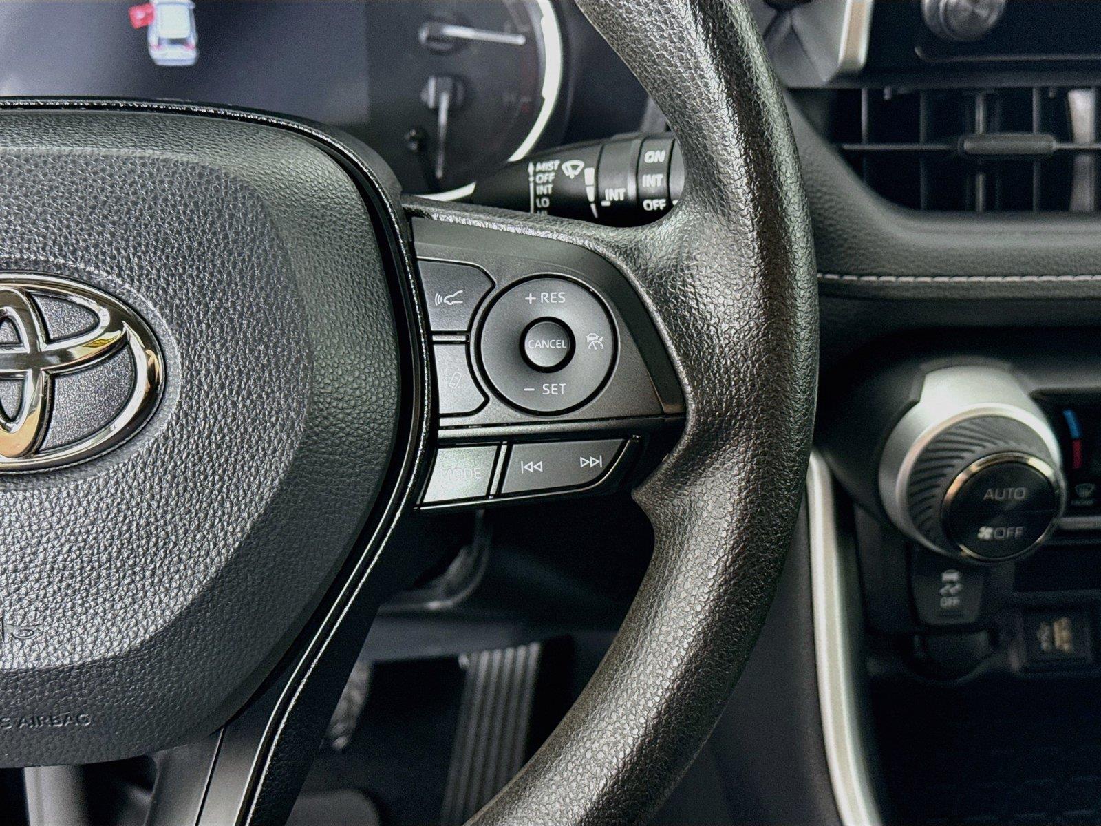 2025 Toyota RAV4 XLE photo 17