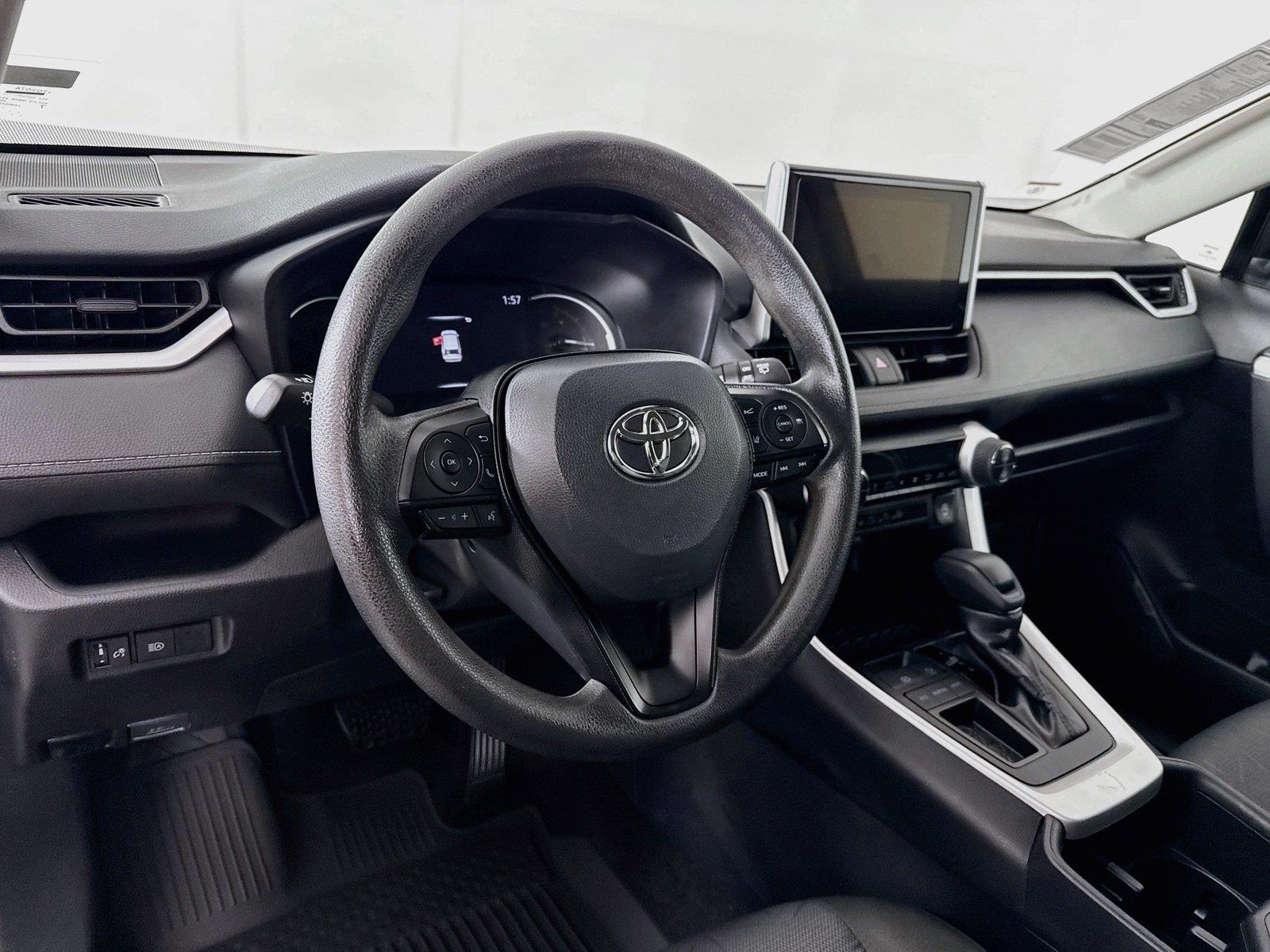 2025 Toyota RAV4 XLE photo 3