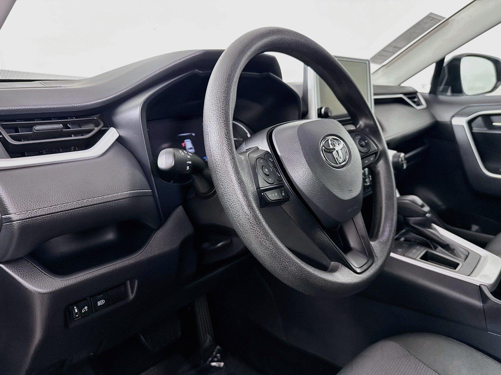 2025 Toyota RAV4 XLE photo 3