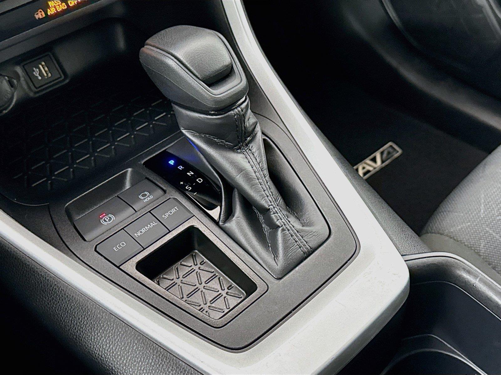 2025 Toyota RAV4 XLE photo 24