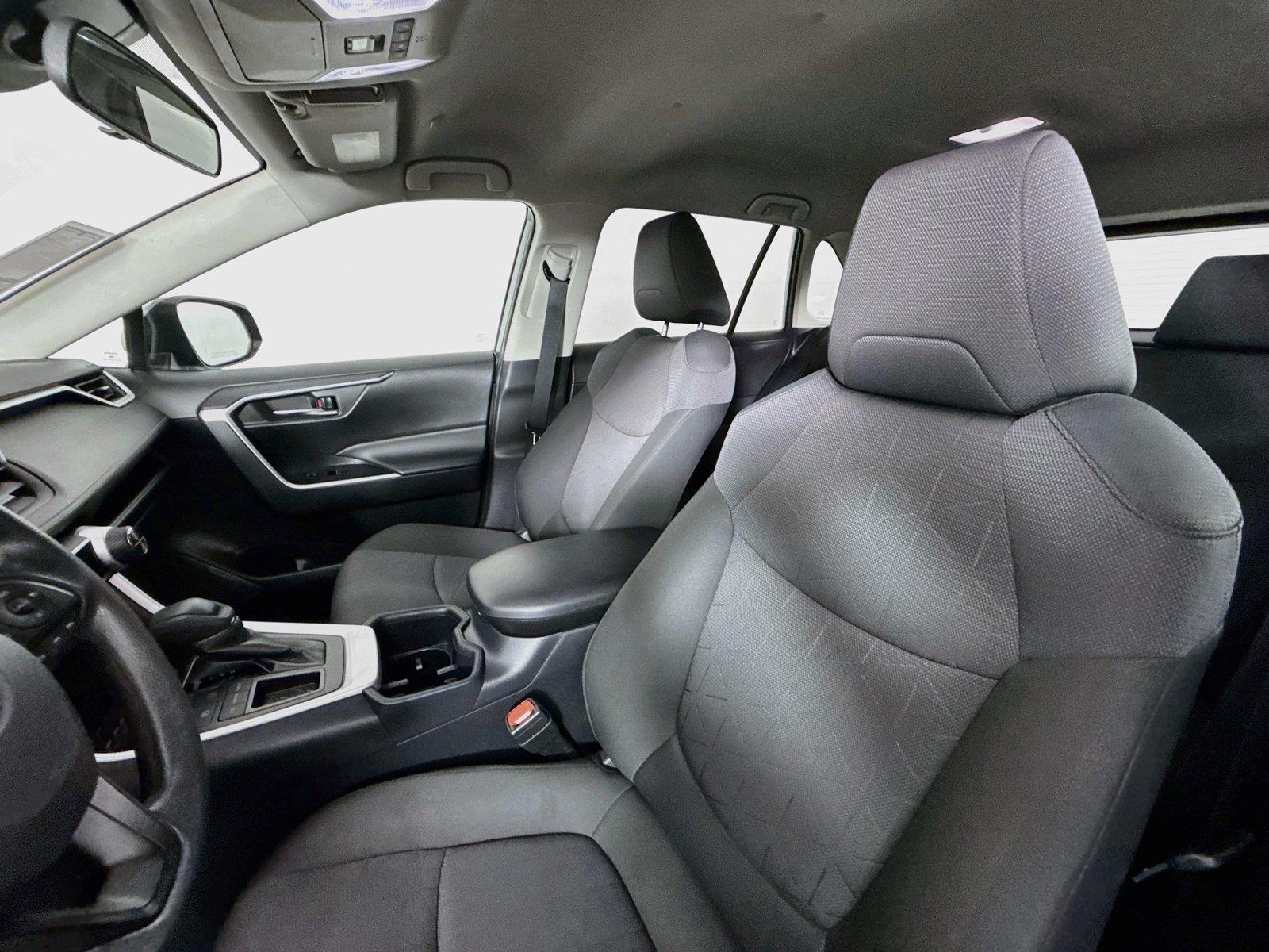 2025 Toyota RAV4 XLE photo 2