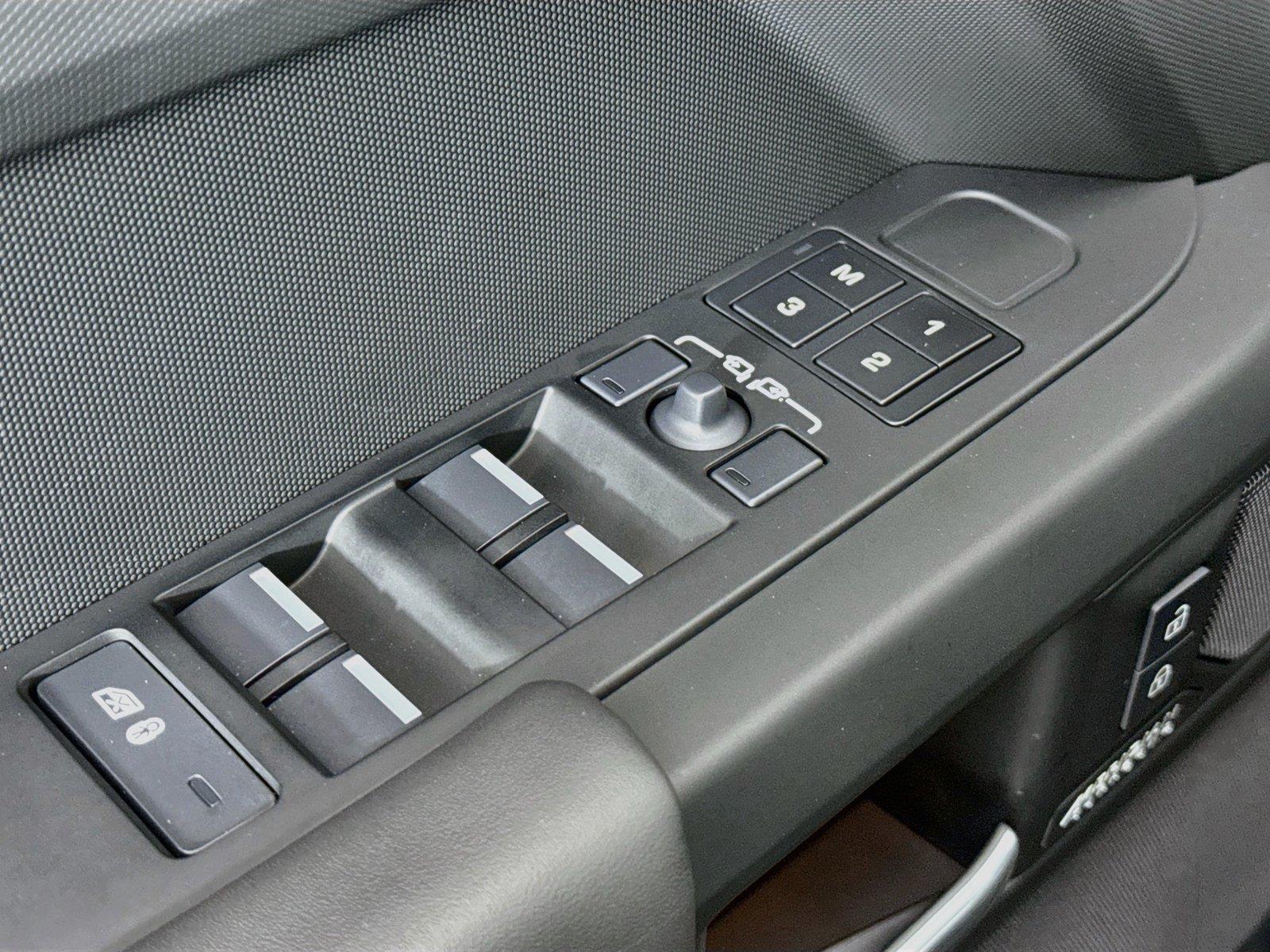 2025 Land Rover Defender X-Dynamic SE photo 28