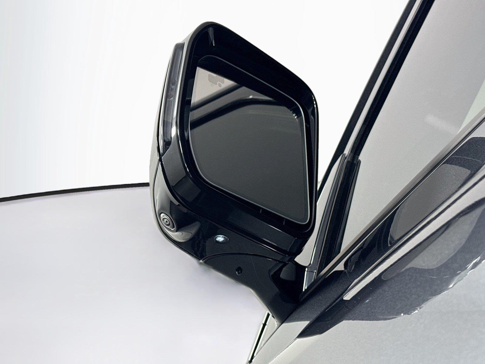 2025 Land Rover Defender X-Dynamic SE photo 4