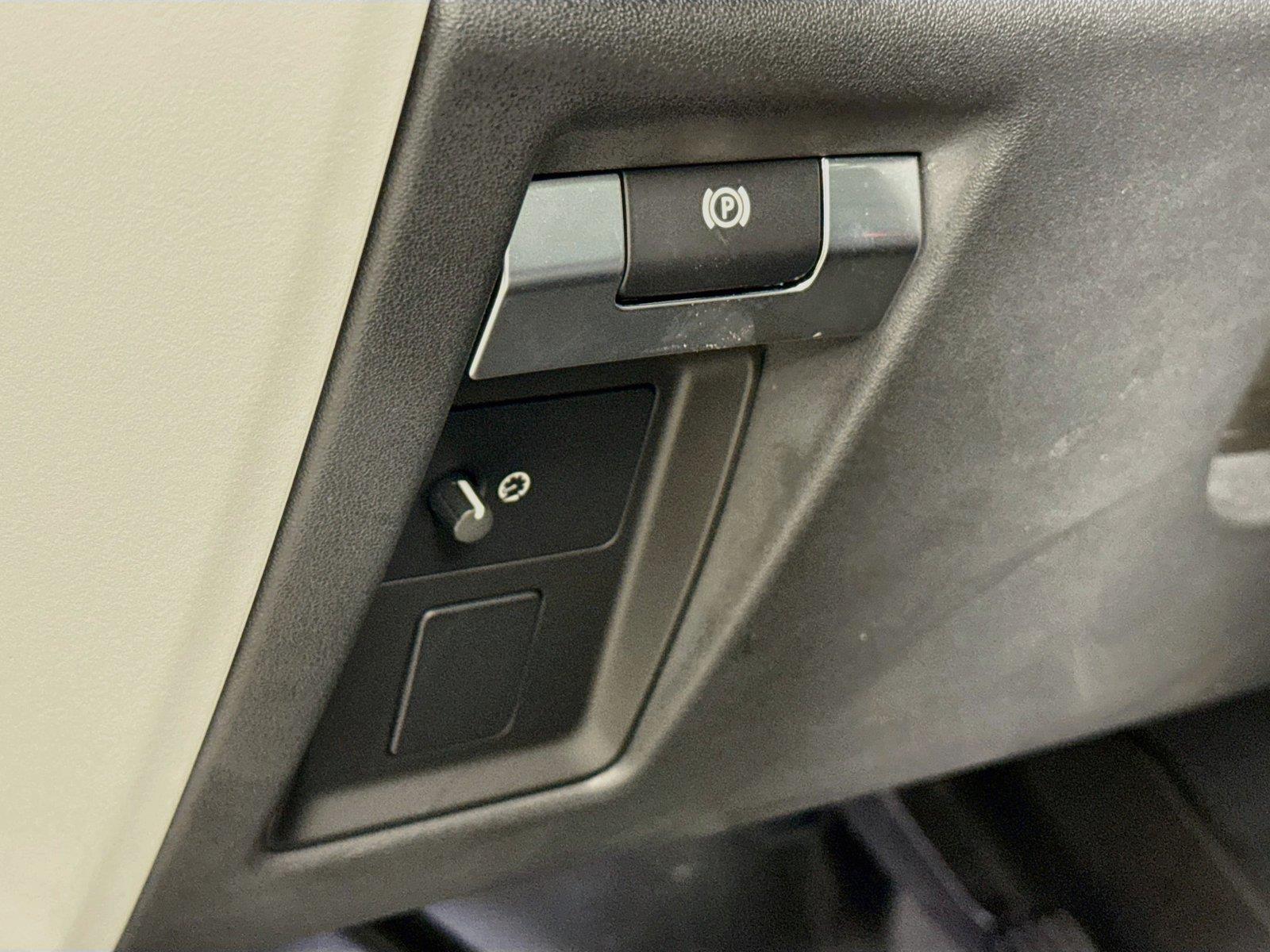 2025 Land Rover Defender X-Dynamic SE photo 15