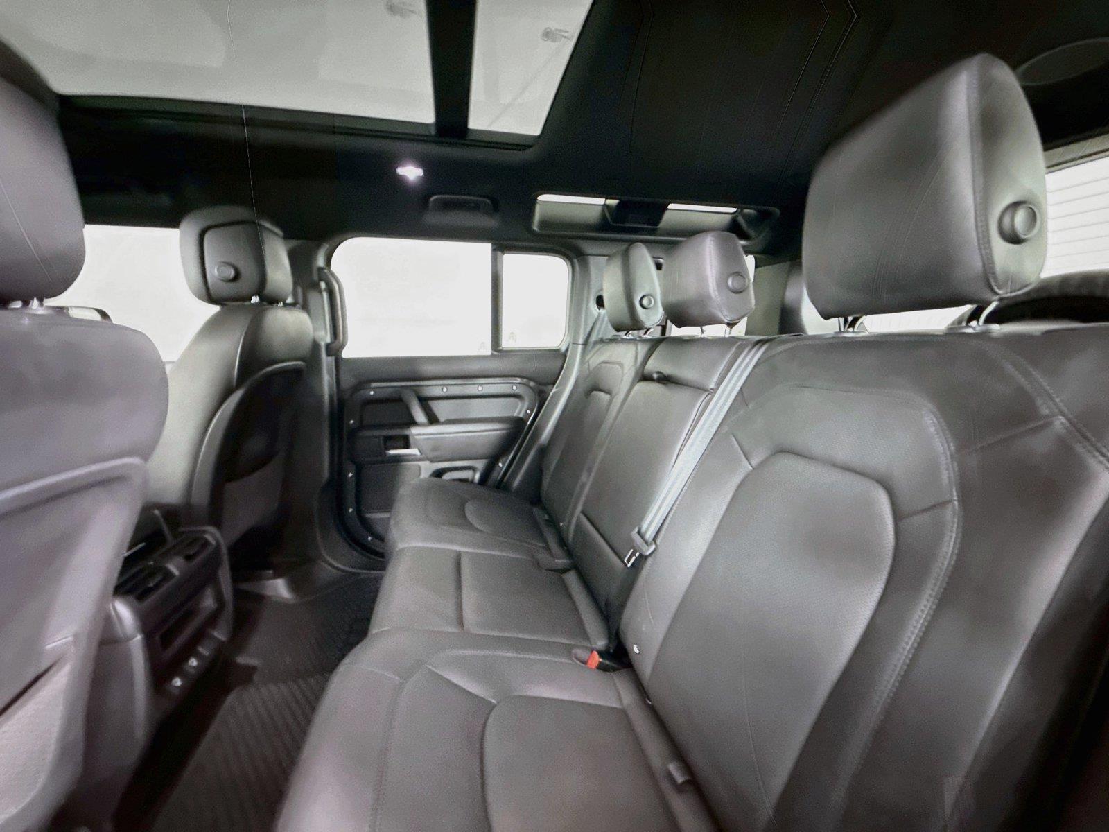 2025 Land Rover Defender X-Dynamic SE photo 31