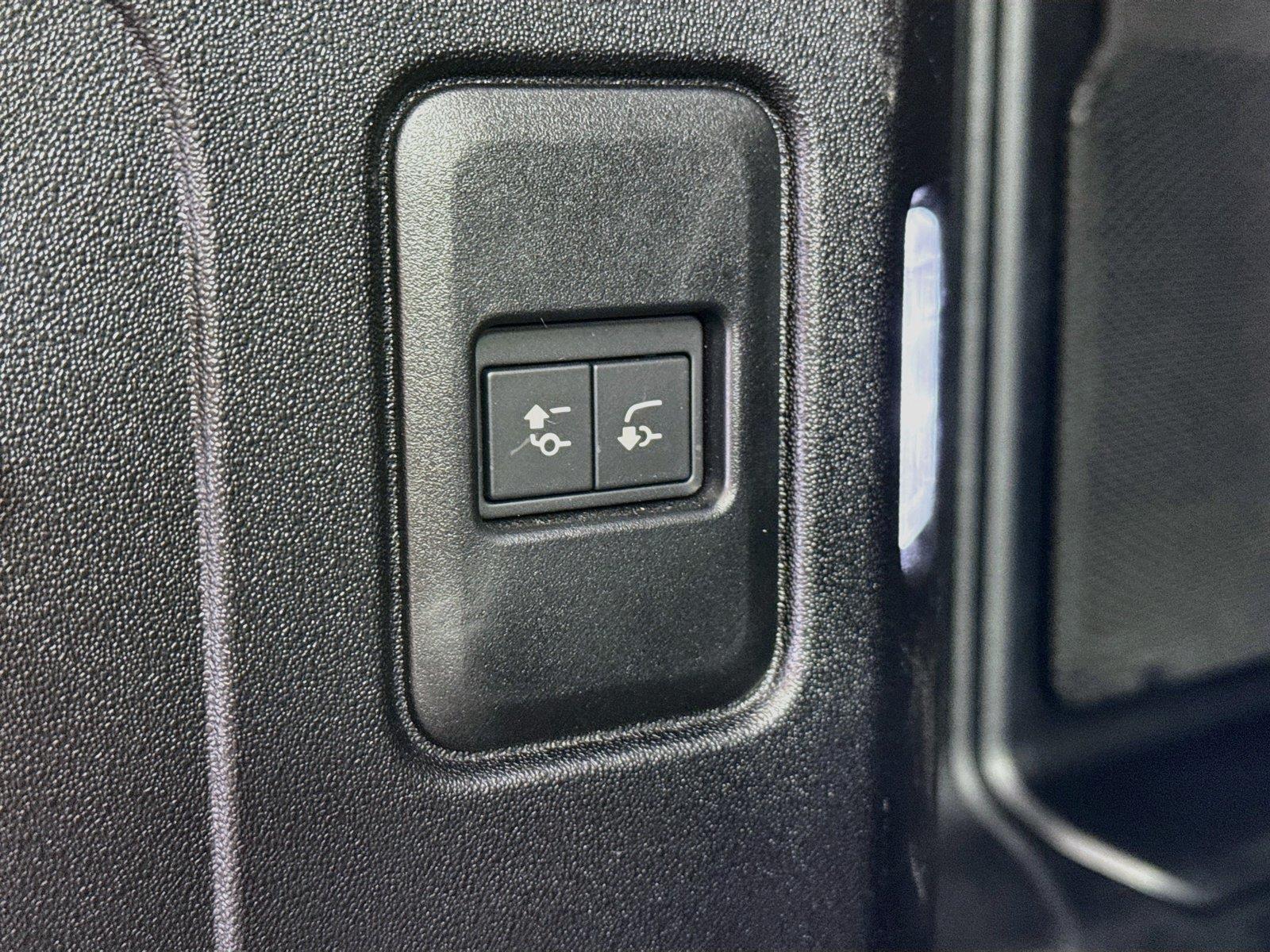 2025 Land Rover Defender X-Dynamic SE photo 39