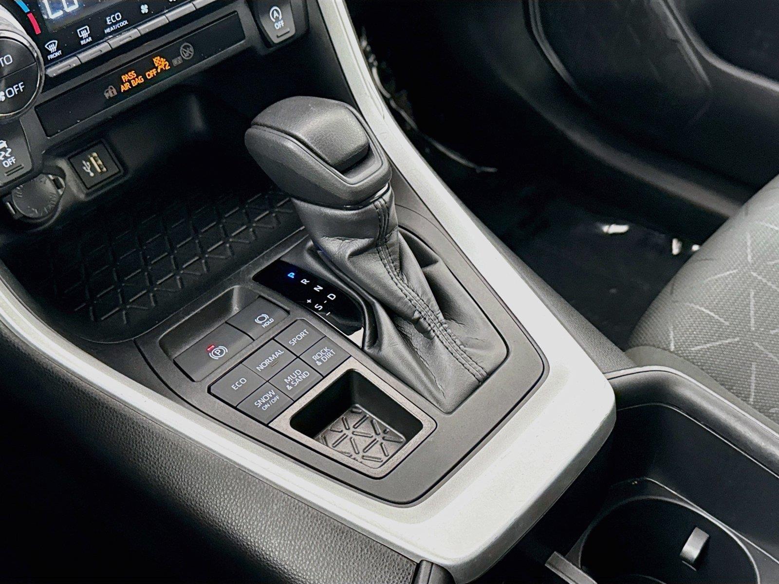 2024 Toyota RAV4 XLE photo 24