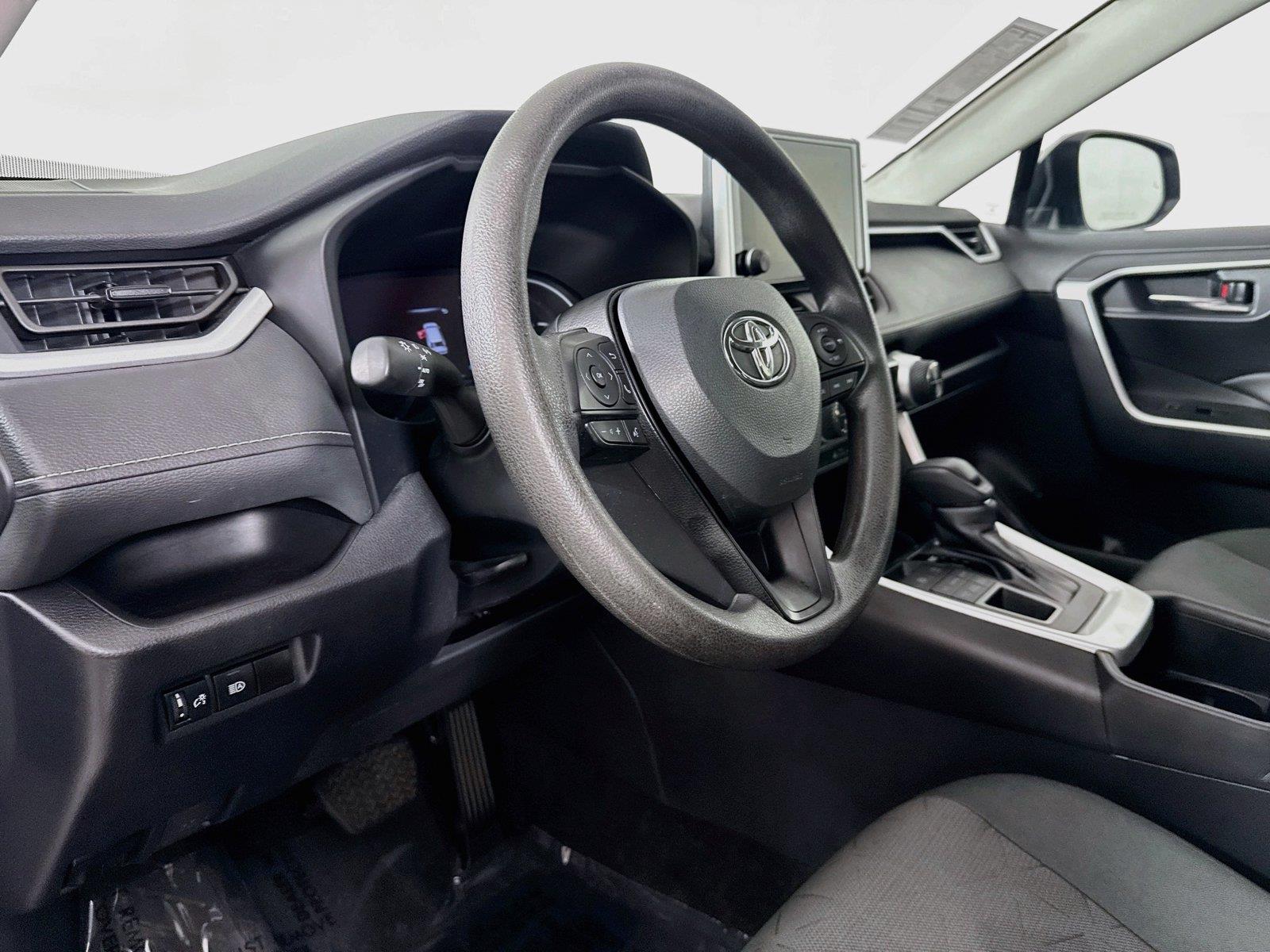 2024 Toyota RAV4 XLE photo 3