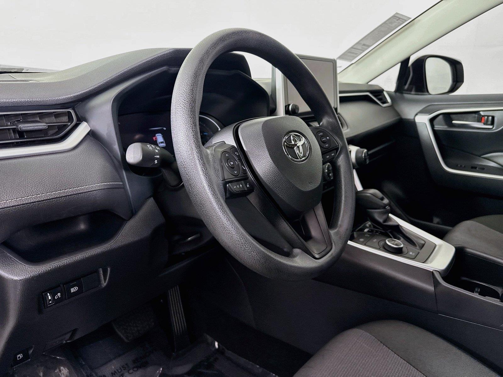 2025 Toyota RAV4 Hybrid XLE photo 3