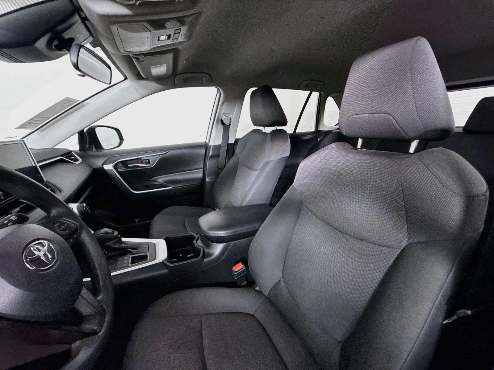2024 Toyota RAV4 XLE photo 2