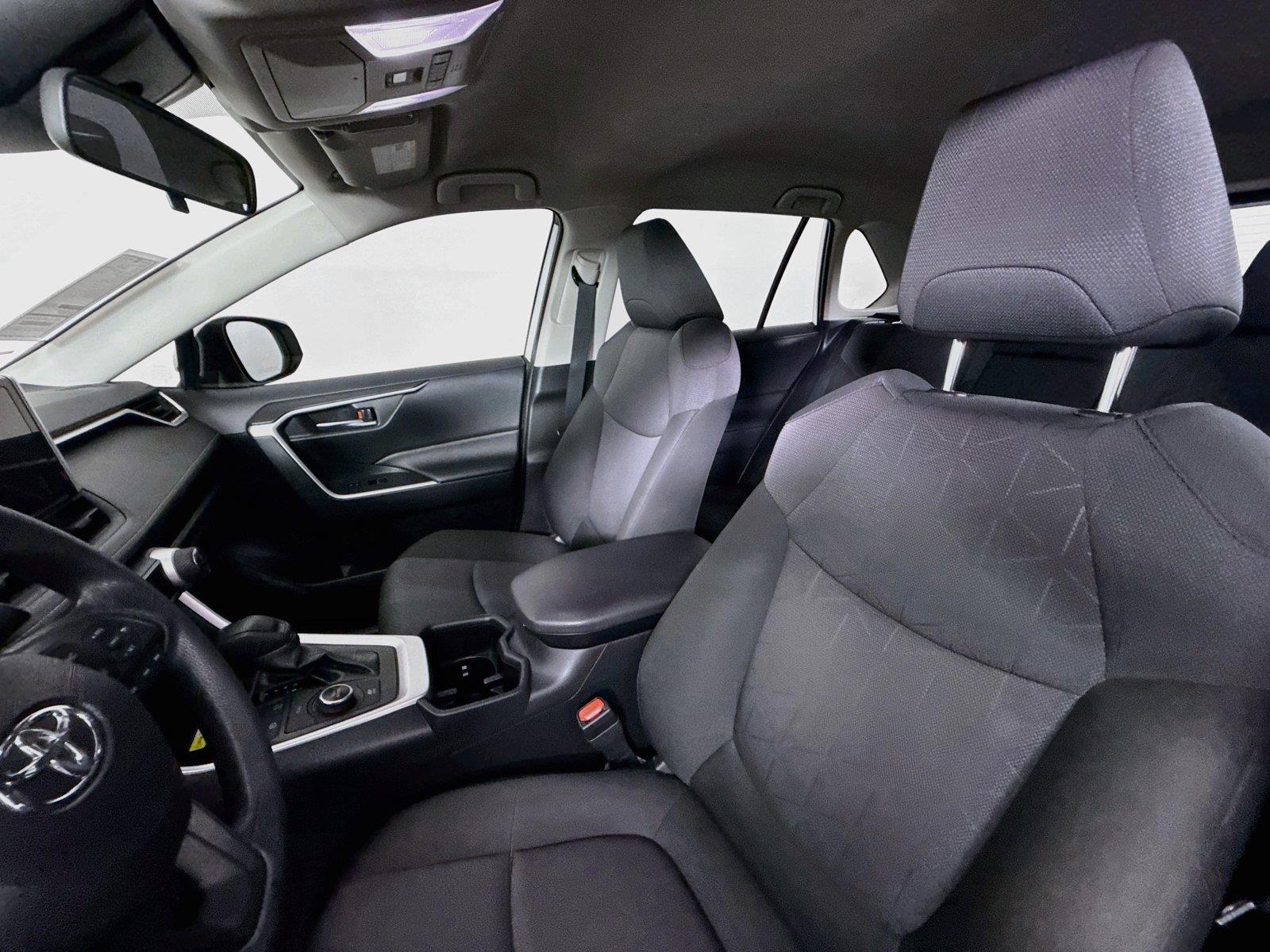2025 Toyota RAV4 Hybrid XLE photo 2