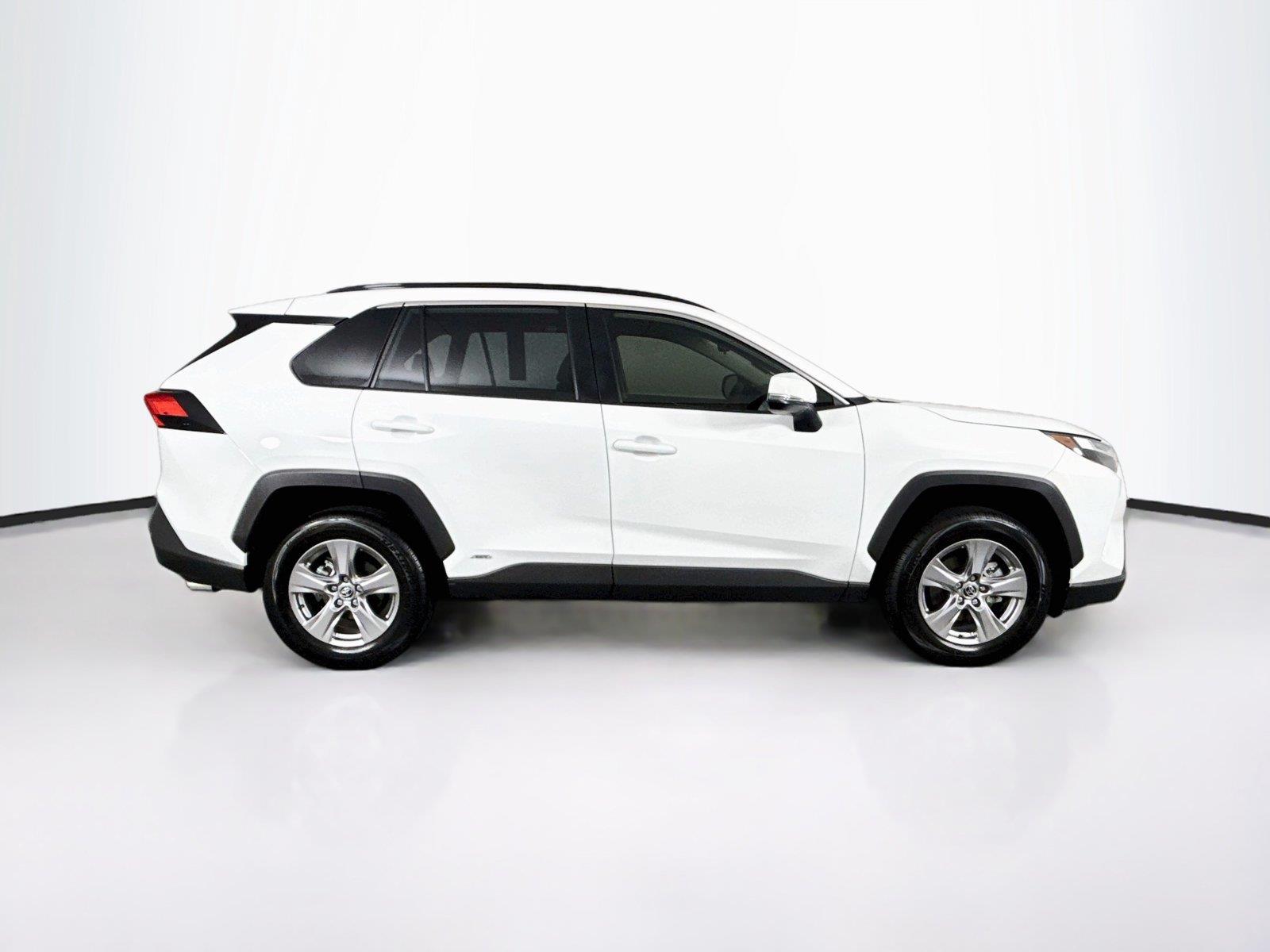 2025 Toyota RAV4 Hybrid XLE photo 9