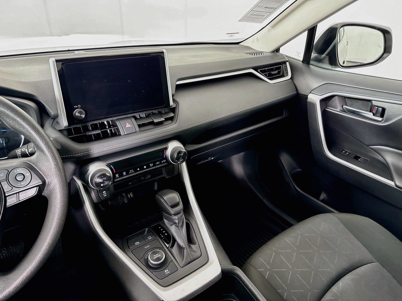 2025 Toyota RAV4 Hybrid XLE photo 31
