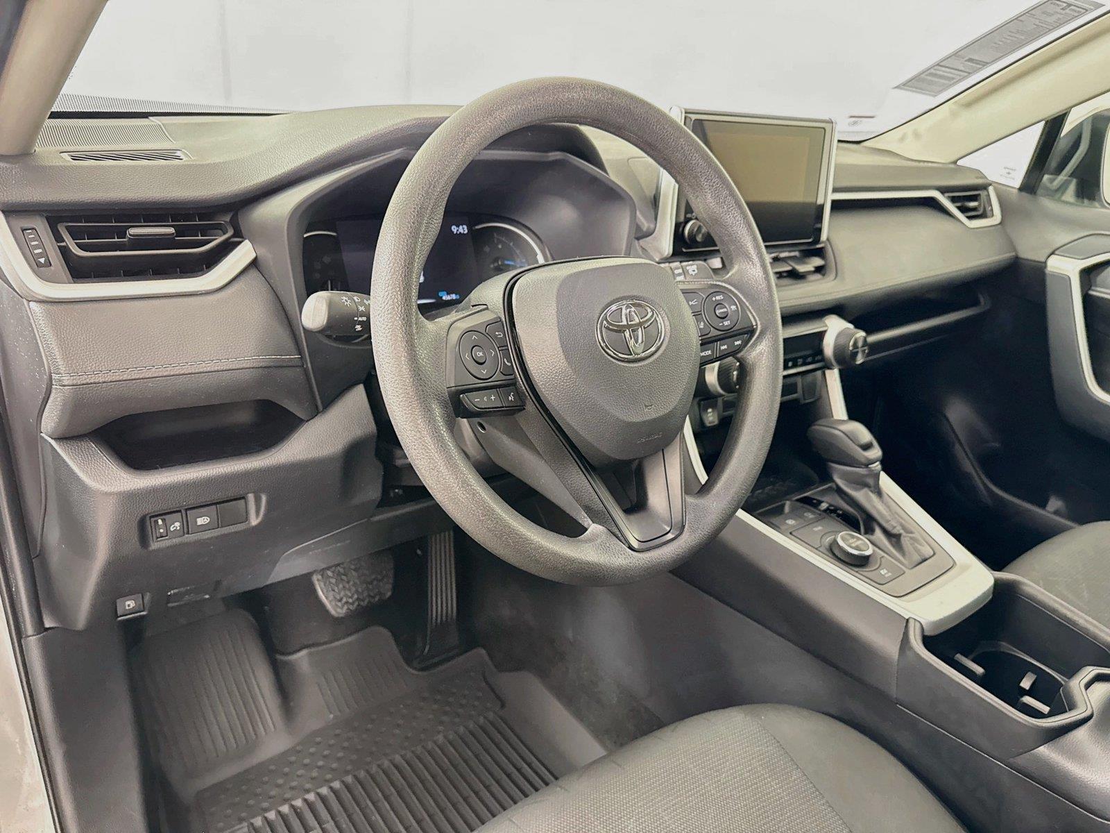 2025 Toyota RAV4 Hybrid XLE photo 3