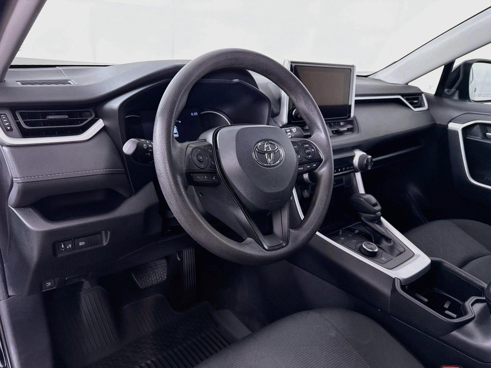 2025 Toyota RAV4 Hybrid XLE photo 3