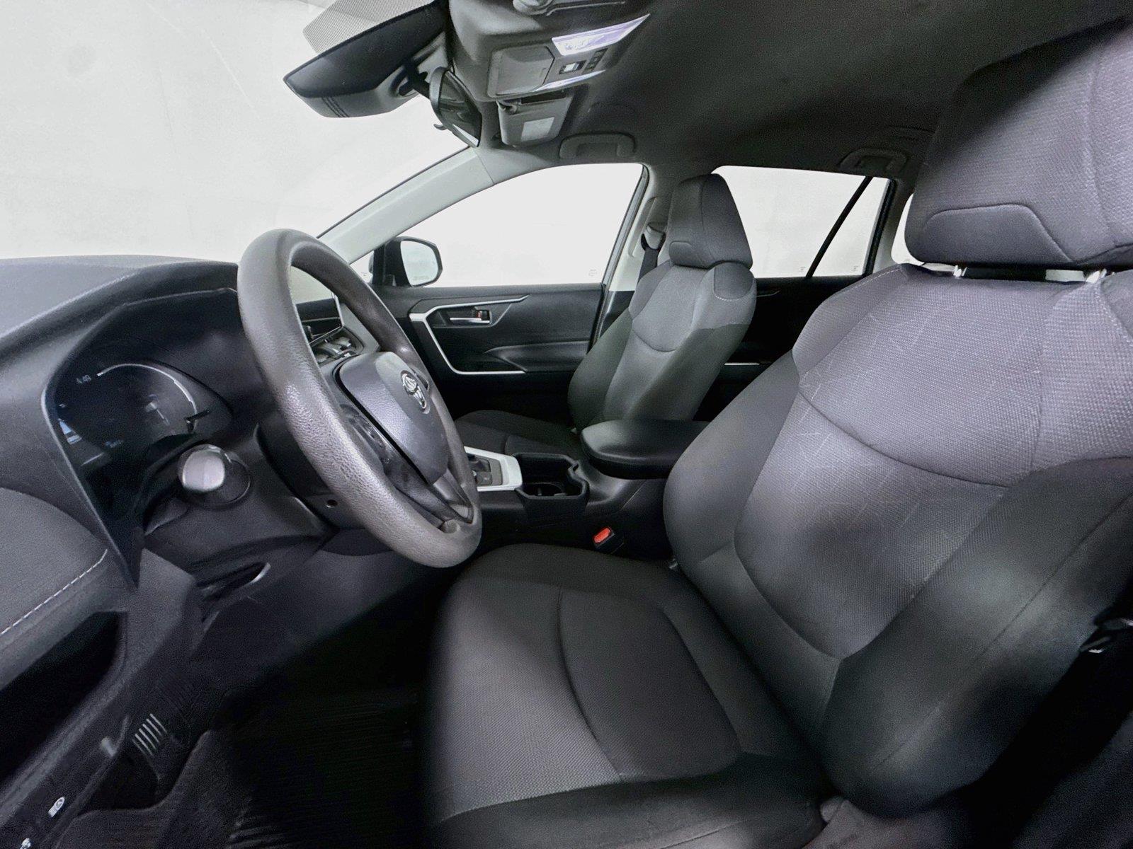 2025 Toyota RAV4 Hybrid XLE photo 2
