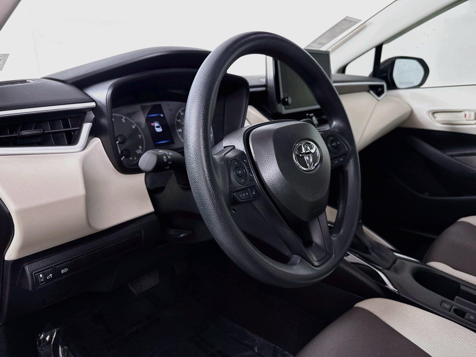 2025 Toyota Corolla LE photo 3