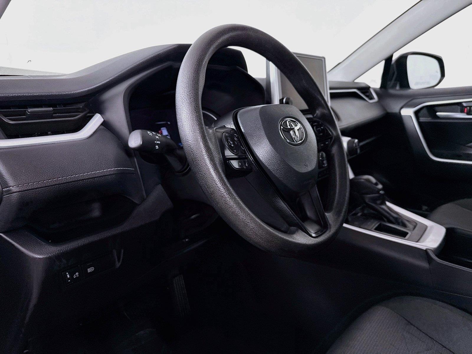 2025 Toyota RAV4 XLE photo 3