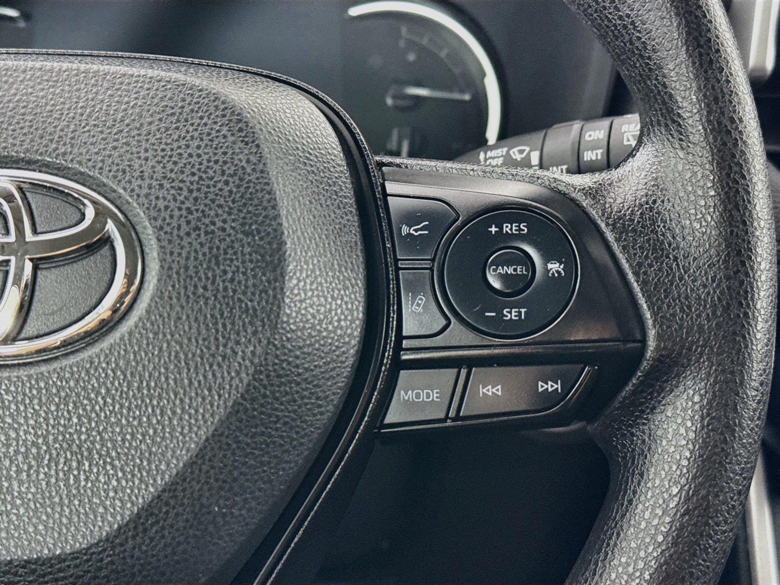 2025 Toyota RAV4 XLE photo 17