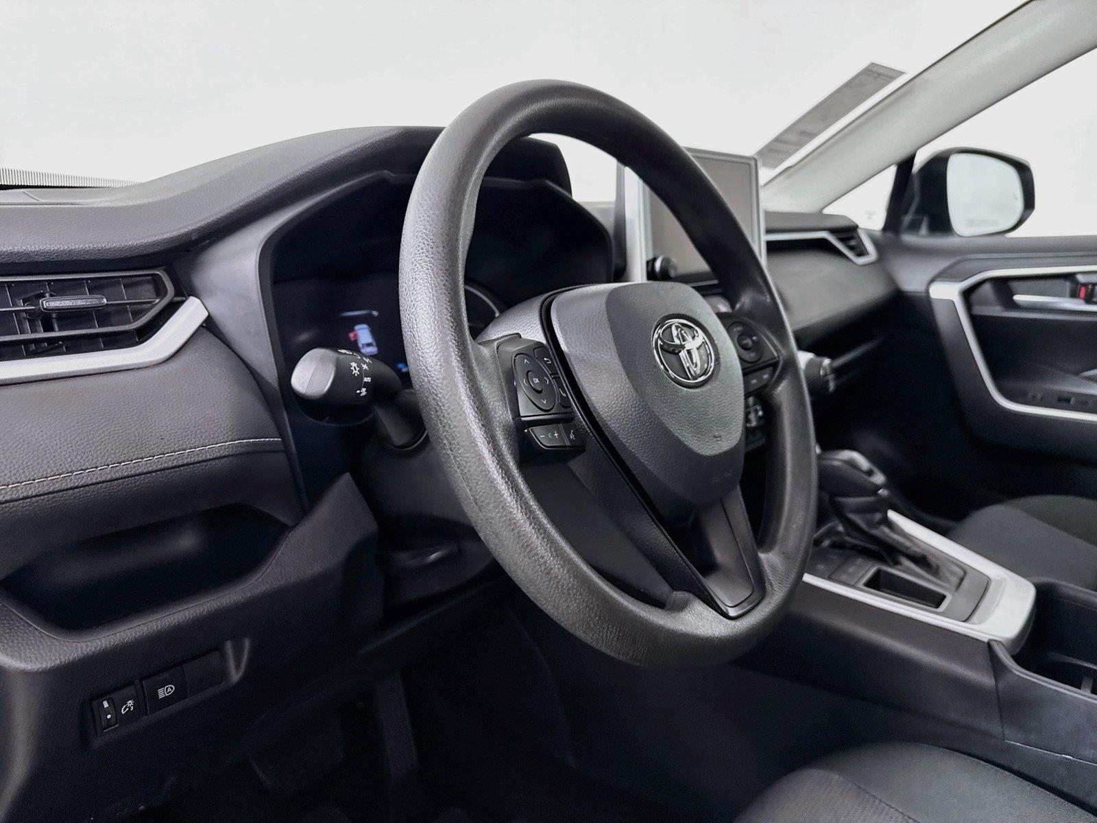 2025 Toyota RAV4 XLE photo 3