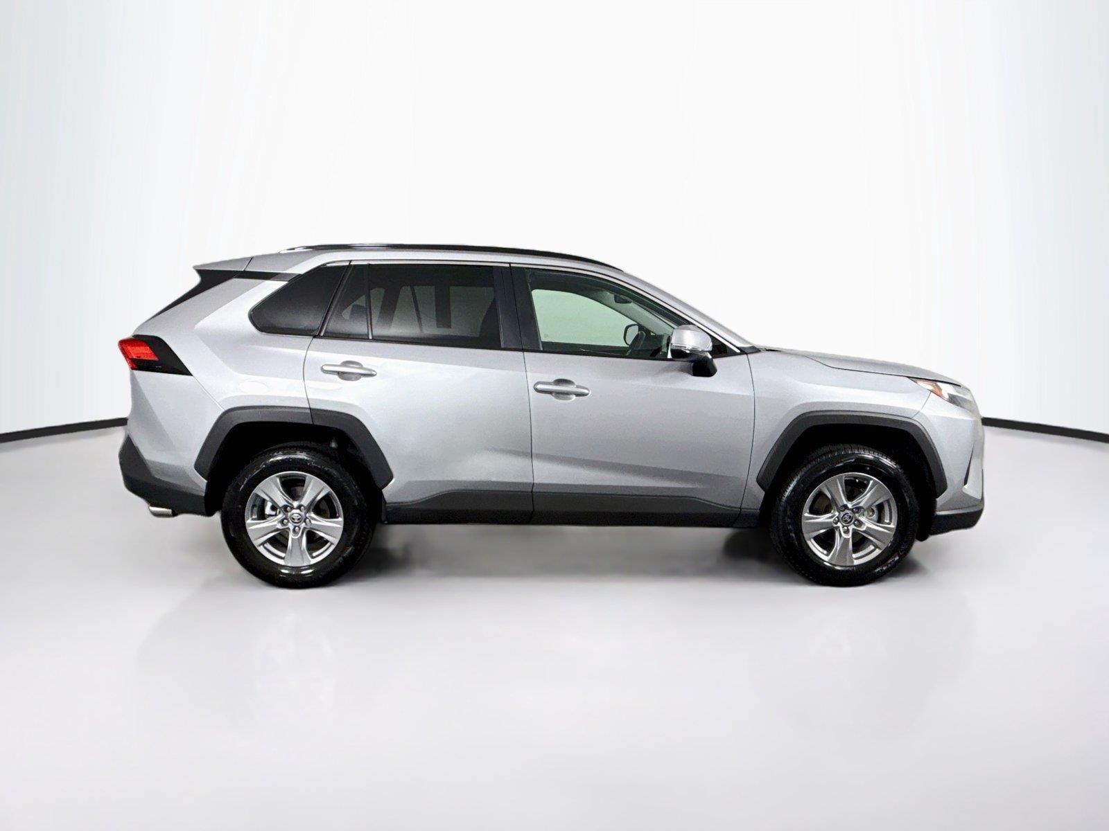 2025 Toyota RAV4 XLE photo 9