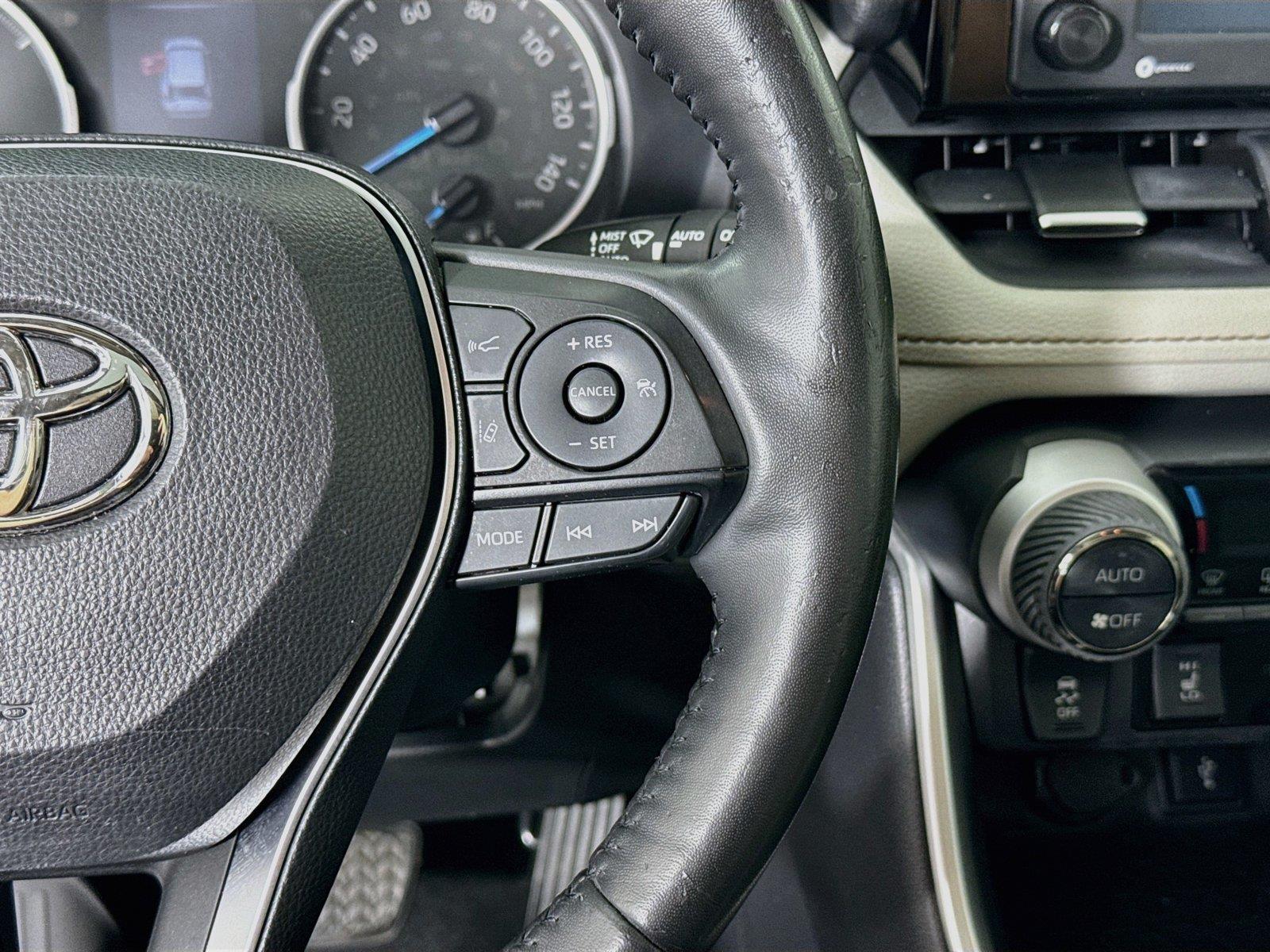 2021 Toyota RAV4 Hybrid XLE Premium photo 17