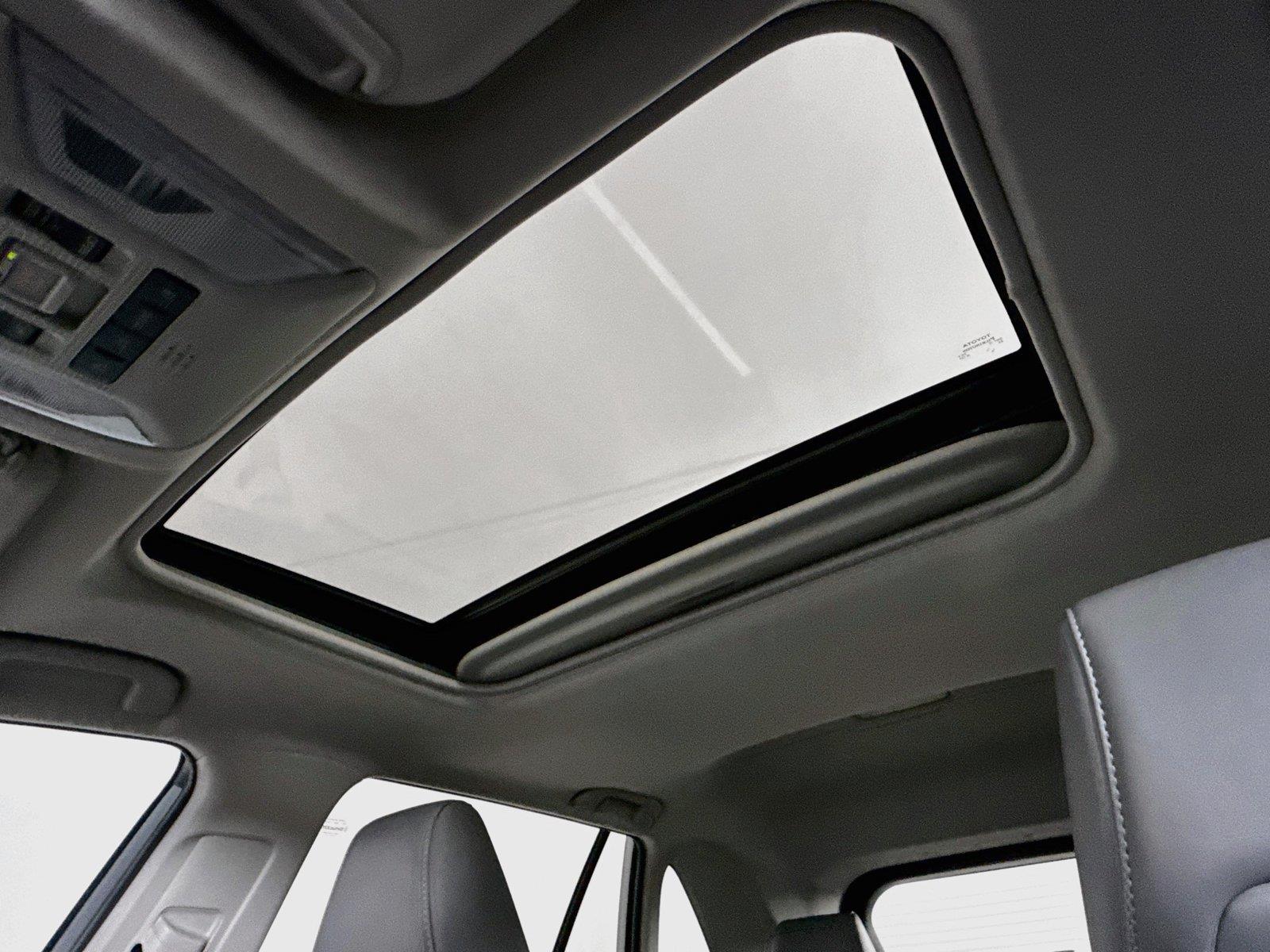 2022 Toyota RAV4 XLE Premium photo 5