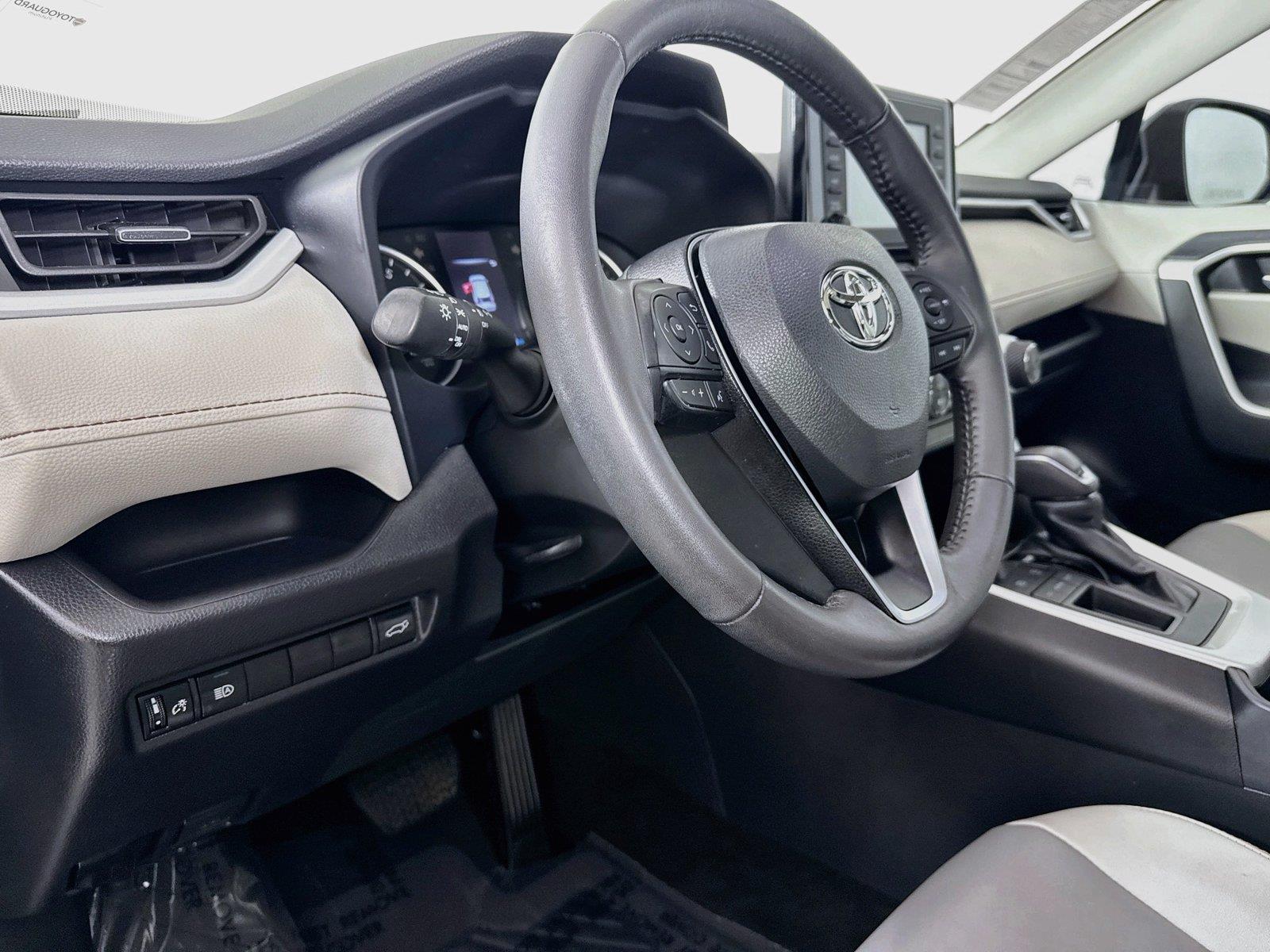 2022 Toyota RAV4 XLE Premium photo 3