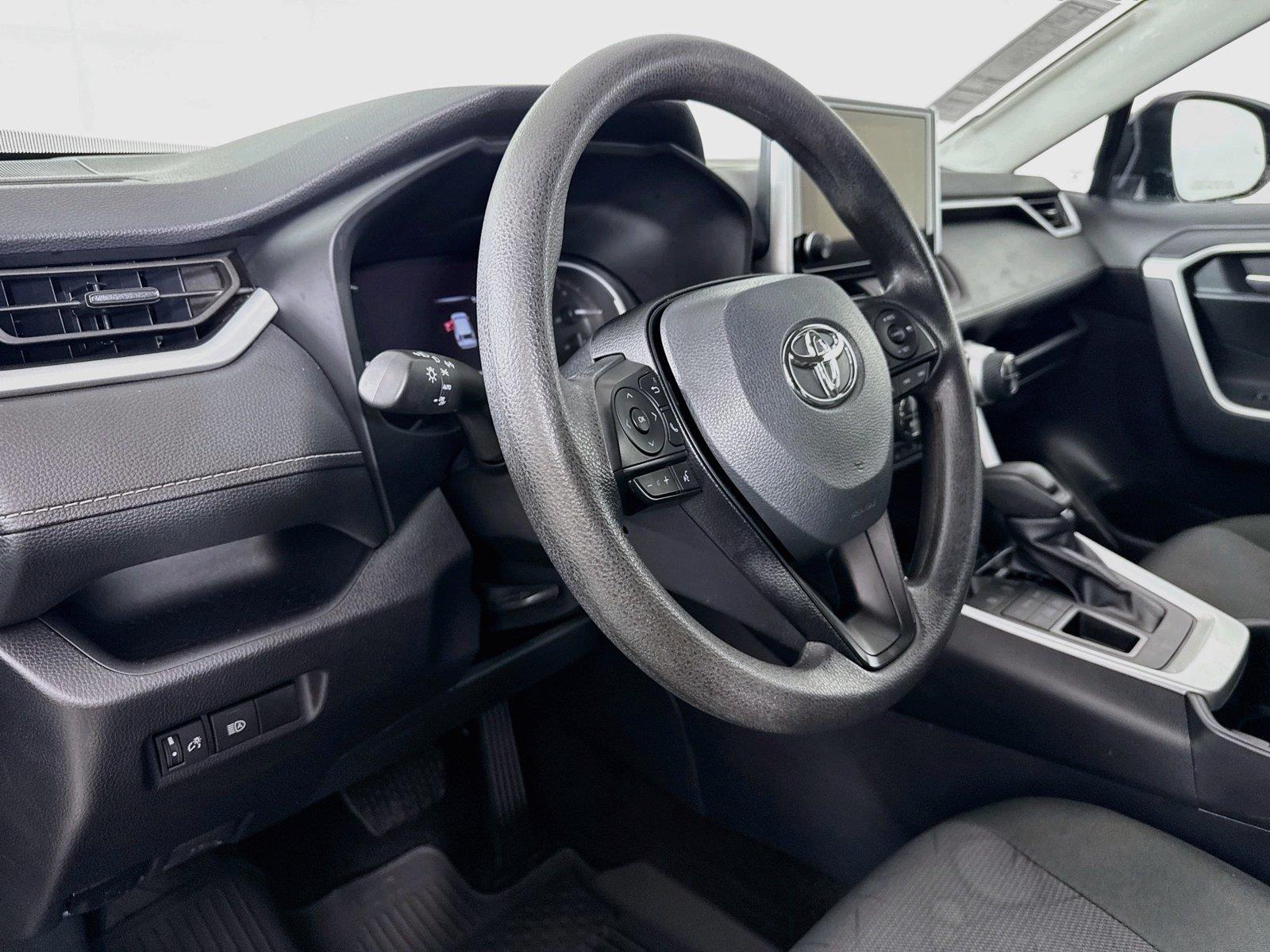 2025 Toyota RAV4 XLE photo 3