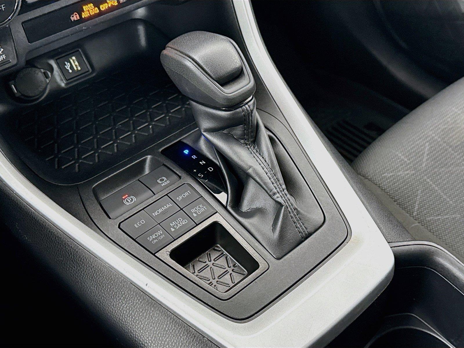 2025 Toyota RAV4 XLE photo 24