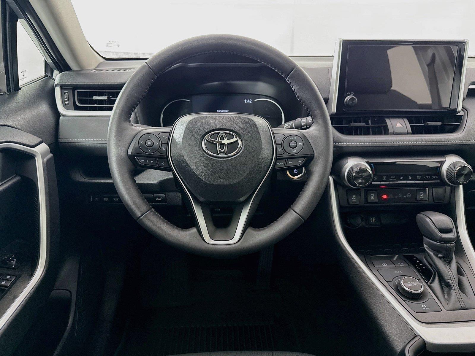 2025 Toyota RAV4 Hybrid XLE photo 30