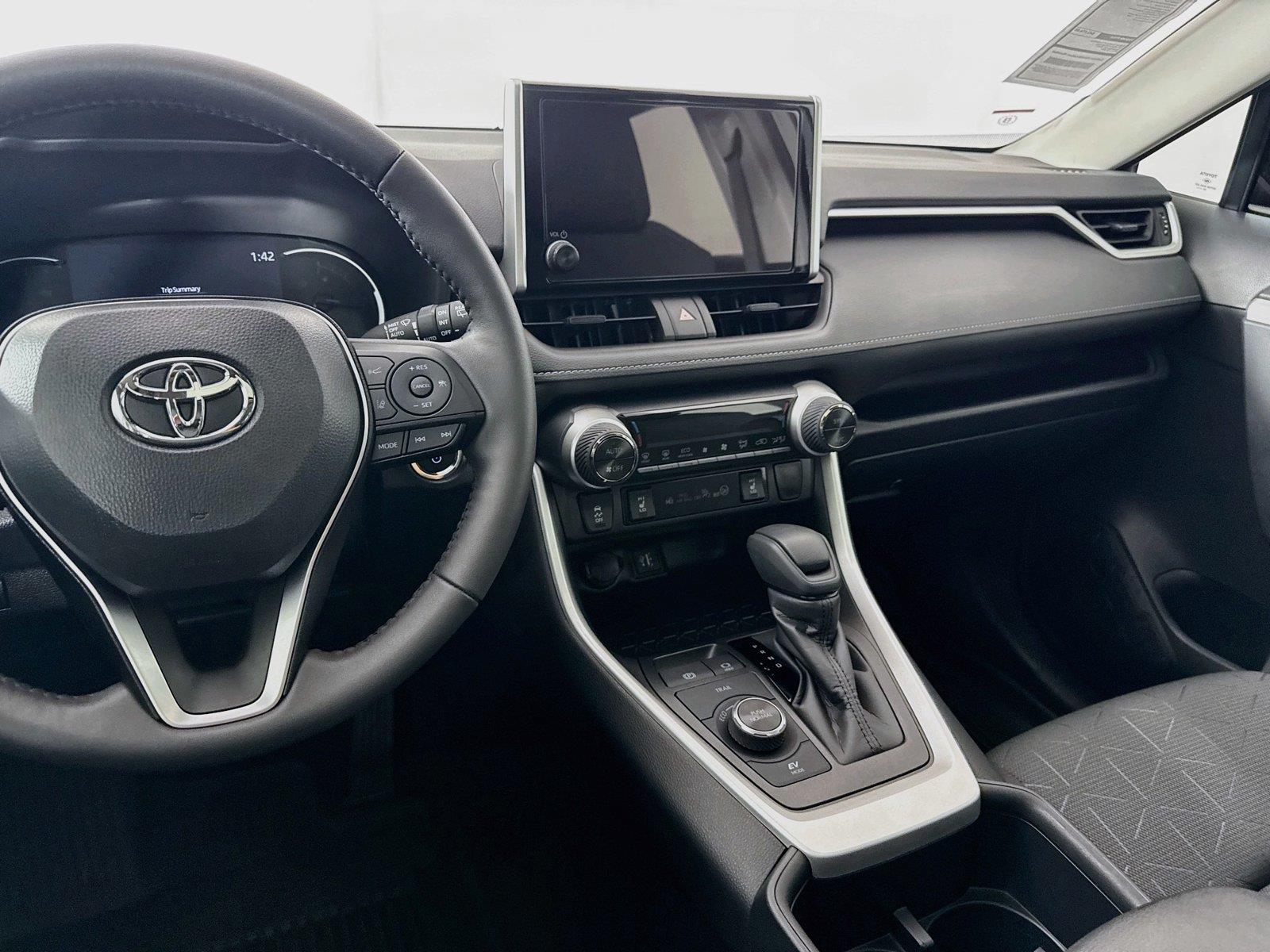 2025 Toyota RAV4 Hybrid XLE photo 31