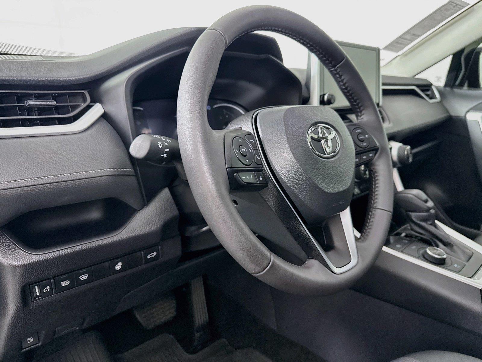 2025 Toyota RAV4 Hybrid XLE photo 3